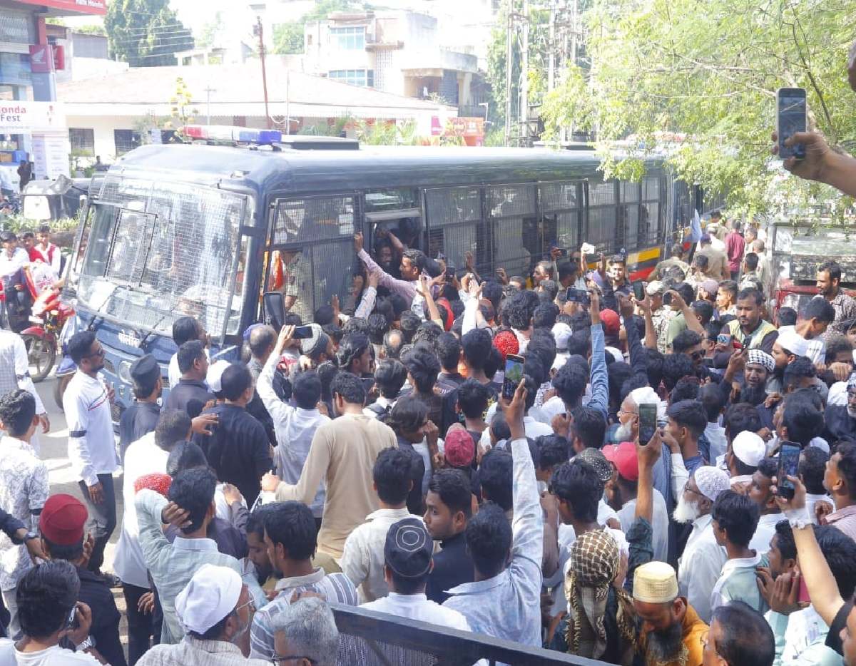 Maharashtra के जलगांव में वक्फ कानून के खिलाफ जेल भरो आंदलोन; 2 हजार लोग सड़क पर उतरे Maharashtra के जलगांव में वक्फ कानून के खिलाफ जेल भरो आंदलोन; 2 हजार लोग सड़क पर उतरे