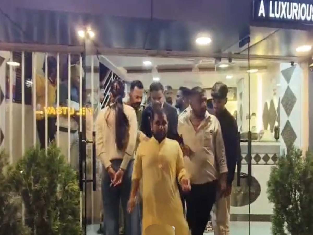 Ujjain: होटल में हिंदू संगठन का बवाल, गैर मज़हब की महिला संग रह रहे मुस्लिम शख्स को पीटा Ujjain: होटल में हिंदू संगठन का बवाल, गैर मज़हब की महिला संग रह रहे मुस्लिम शख्स को पीटा