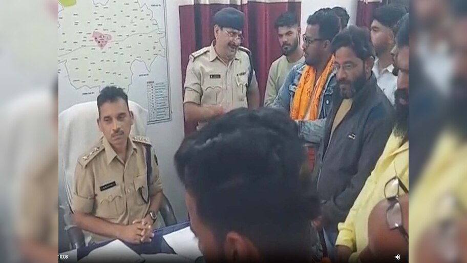 MP News: 'बाप-दादा मर गए मुगलों की चड्डी धोते-धोते'...पोस्ट पर मचा बवाल, शिकायत दर्ज