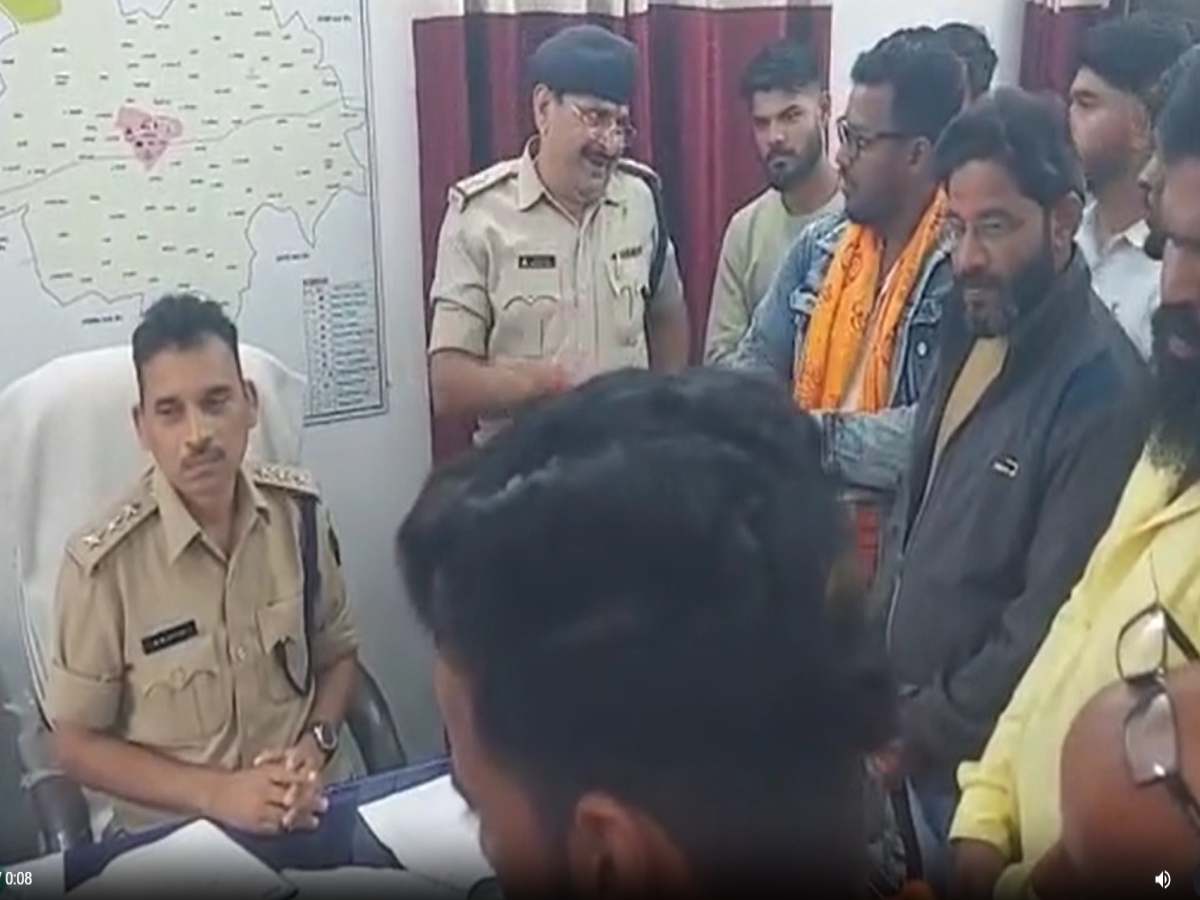 MP News: 'बाप-दादा मर गए मुगलों की चड्डी धोते-धोते'...पोस्ट पर मचा बवाल, शिकायत दर्ज MP News: 'बाप-दादा मर गए मुगलों की चड्डी धोते-धोते'...पोस्ट पर मचा बवाल, शिकायत दर्ज