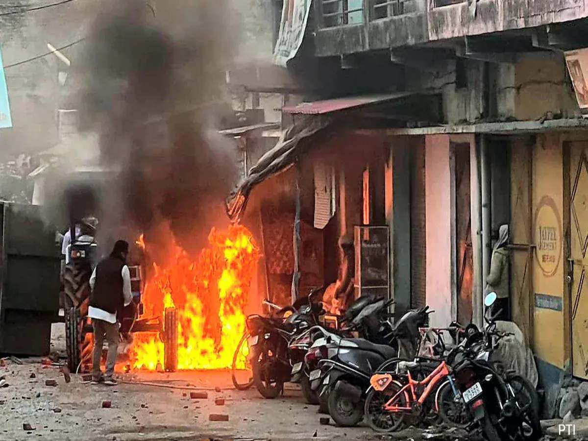 Haldwani हिंसा में सुनवाई, मुख्य आरोपी अब्दुल मलिक को झटका; बेटे और ड्राइवर को मिली जमानत Haldwani हिंसा में सुनवाई, मुख्य आरोपी अब्दुल मलिक को झटका; बेटे और ड्राइवर को मिली जमानत