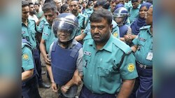 ढाका में लोकतंत्र की थमीं सांसें! सरकार ने अवामी लीग के 3,000 नेताओं पर कसा शिकंजा