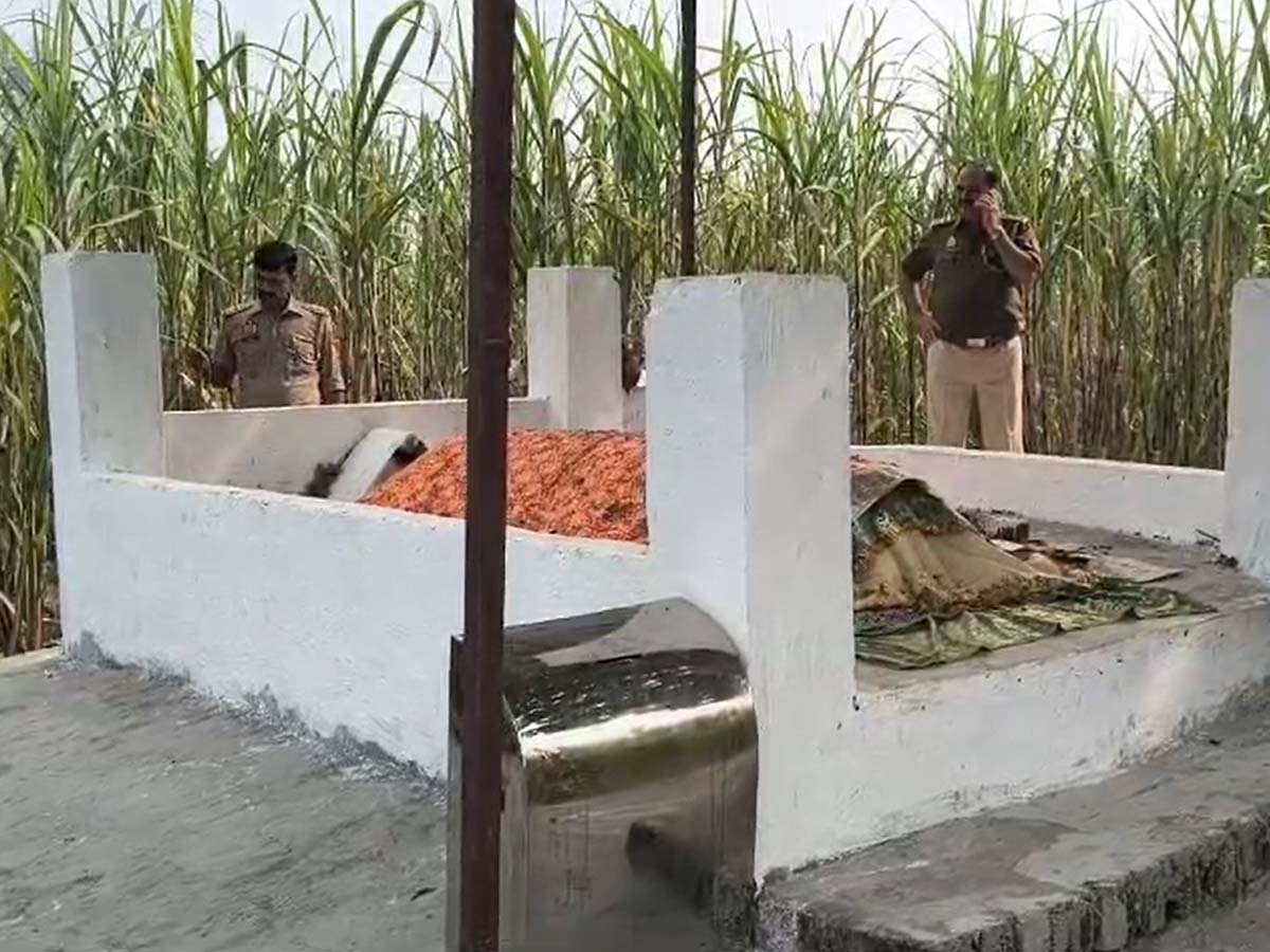 Bijnor: हिन्दू के खेत में मुसलमानों ने बना दी मजार; चुनावी फायदे के लिए फैलाई गई ऐसी झूठी अफवाह! Bijnor: हिन्दू के खेत में मुसलमानों ने बना दी मजार; चुनावी फायदे के लिए फैलाई गई ऐसी झूठी अफवाह!