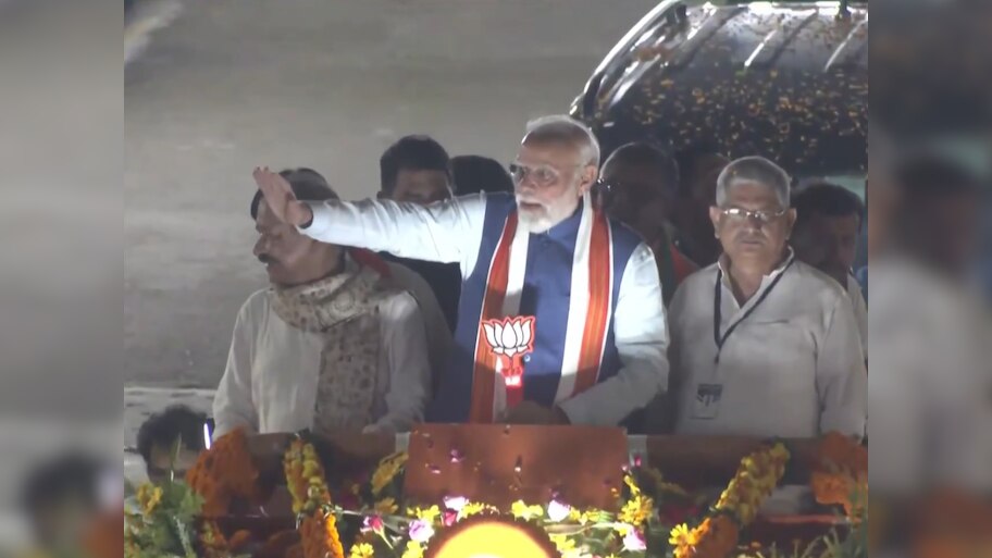 Bihar Chunav 2025 Highlights: फूलों से सजी गाड़ी, भारी भीड़ और जनसमर्थन के बीच रोड शो कर रहे हैं प्रधानमंत्री मोदी