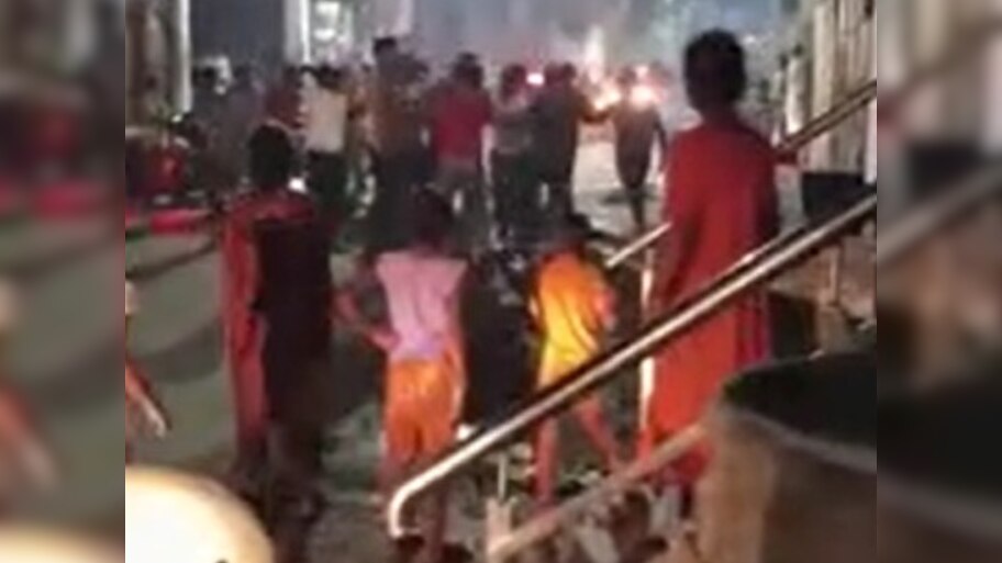 हापुड़ में नौजवान की सरेआम पिटाई; भीड़ बनाती रही वीडियो, पुलिस जांच में जुटी!