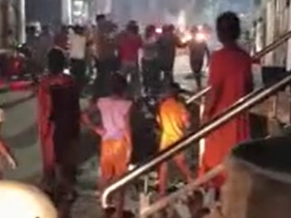 हापुड़ में नौजवान की सरेआम पिटाई; भीड़ बनाती रही वीडियो, पुलिस जांच में जुटी! हापुड़ में नौजवान की सरेआम पिटाई; भीड़ बनाती रही वीडियो, पुलिस जांच में जुटी!