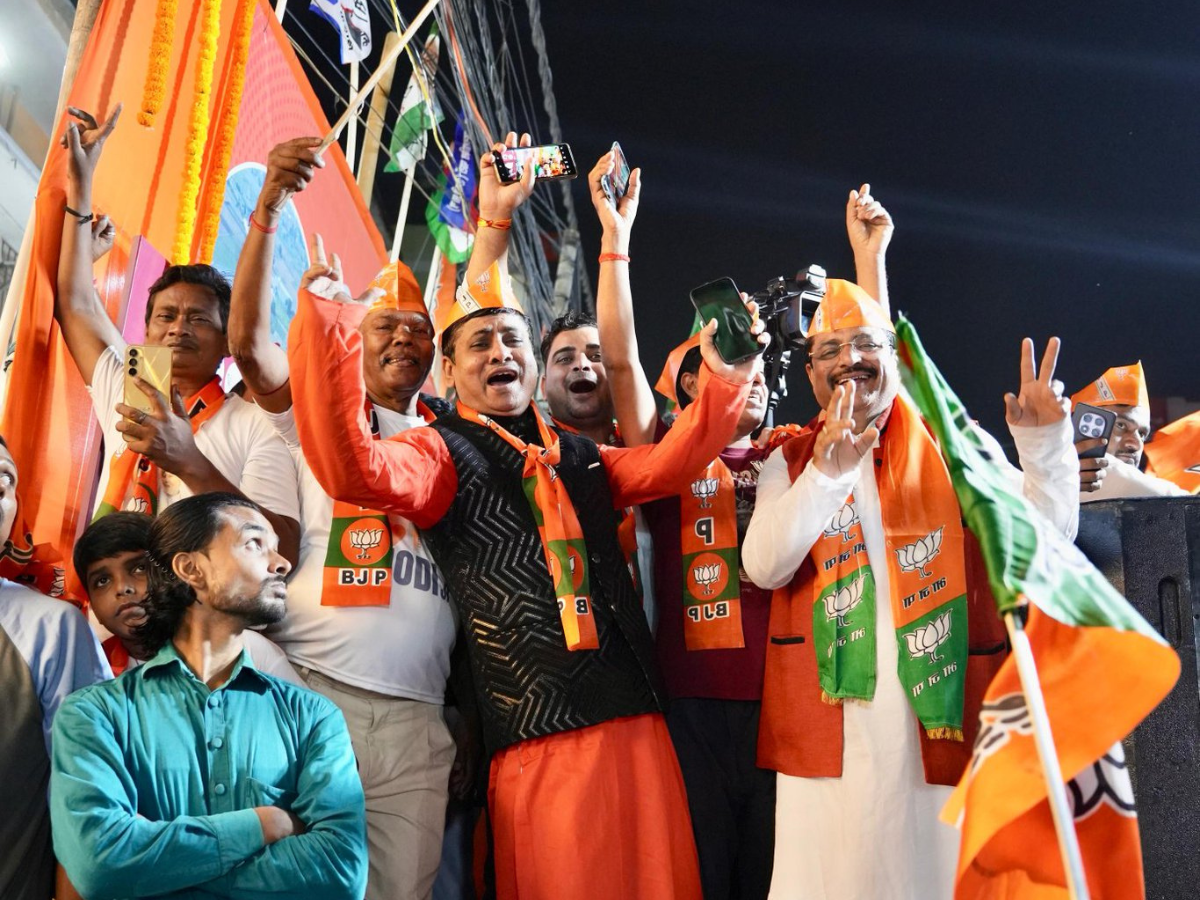 जनसमूह में उमड़ा उत्साह, महिलाएं और बच्चे भी शामिल