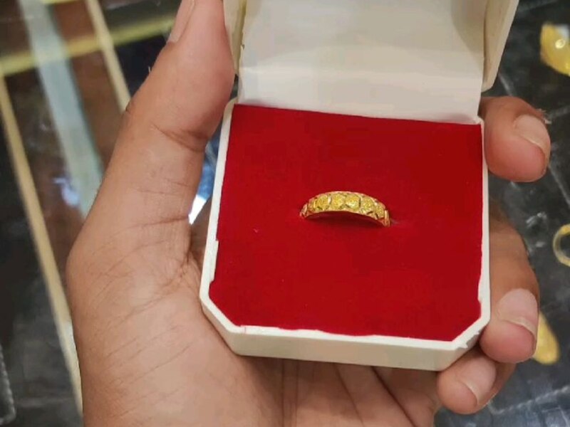 लाल डिब्बी में होते हैं सोने के आइटम