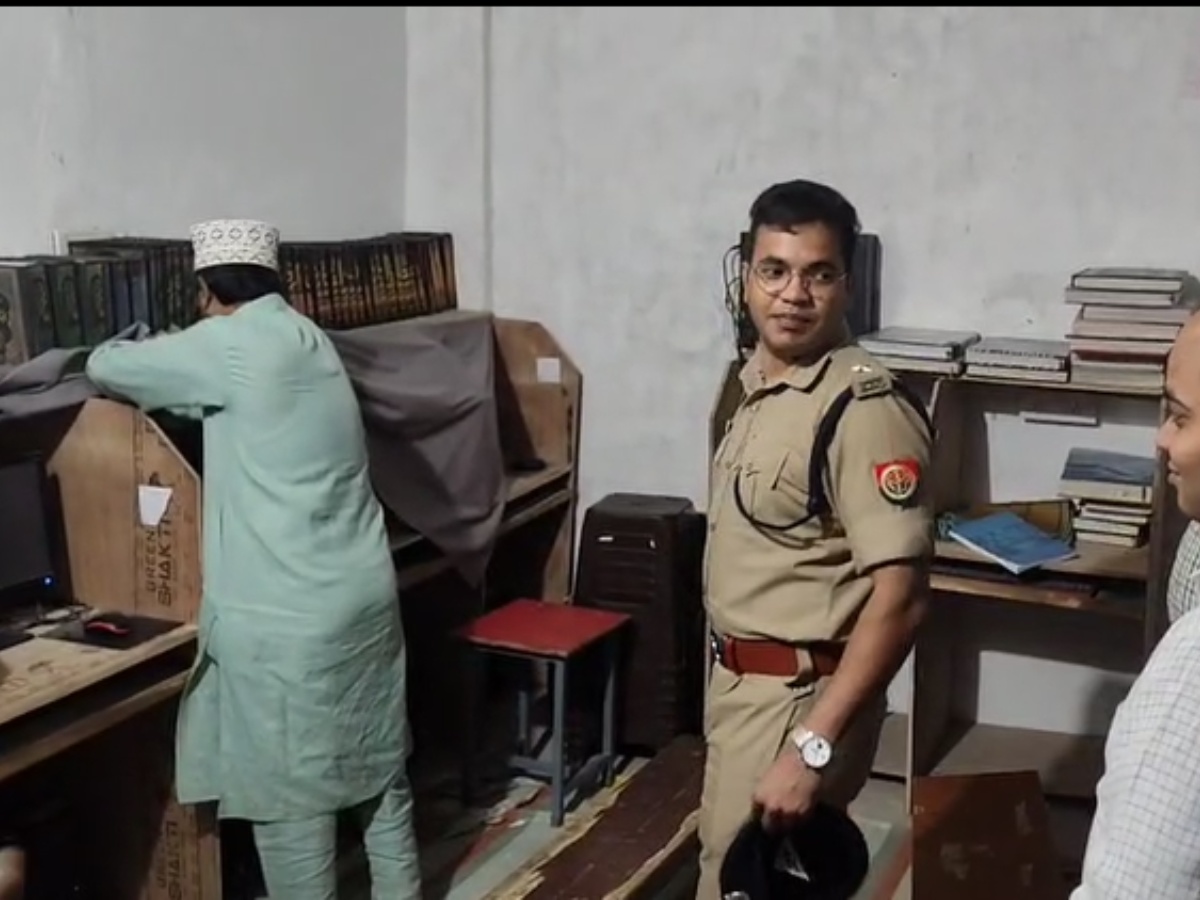 UP News: एक मौलाना के दो-दो पासपोर्ट; इंटेलिजेंस की लगी नज़र, विदेशी फंडिंग में अंदर! UP News: एक मौलाना के दो-दो पासपोर्ट; इंटेलिजेंस की लगी नज़र, विदेशी फंडिंग में अंदर!