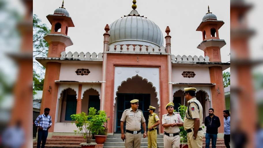 मस्जिद में अजान पर इमाम के खिलाफ FIR, पुलिस ने बहुसंख्यक समाज की दिक्कत का दिया हवाला