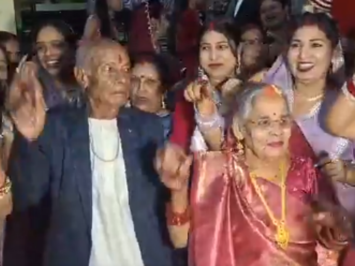 शादी की सालगिरह पर खास आयोजन