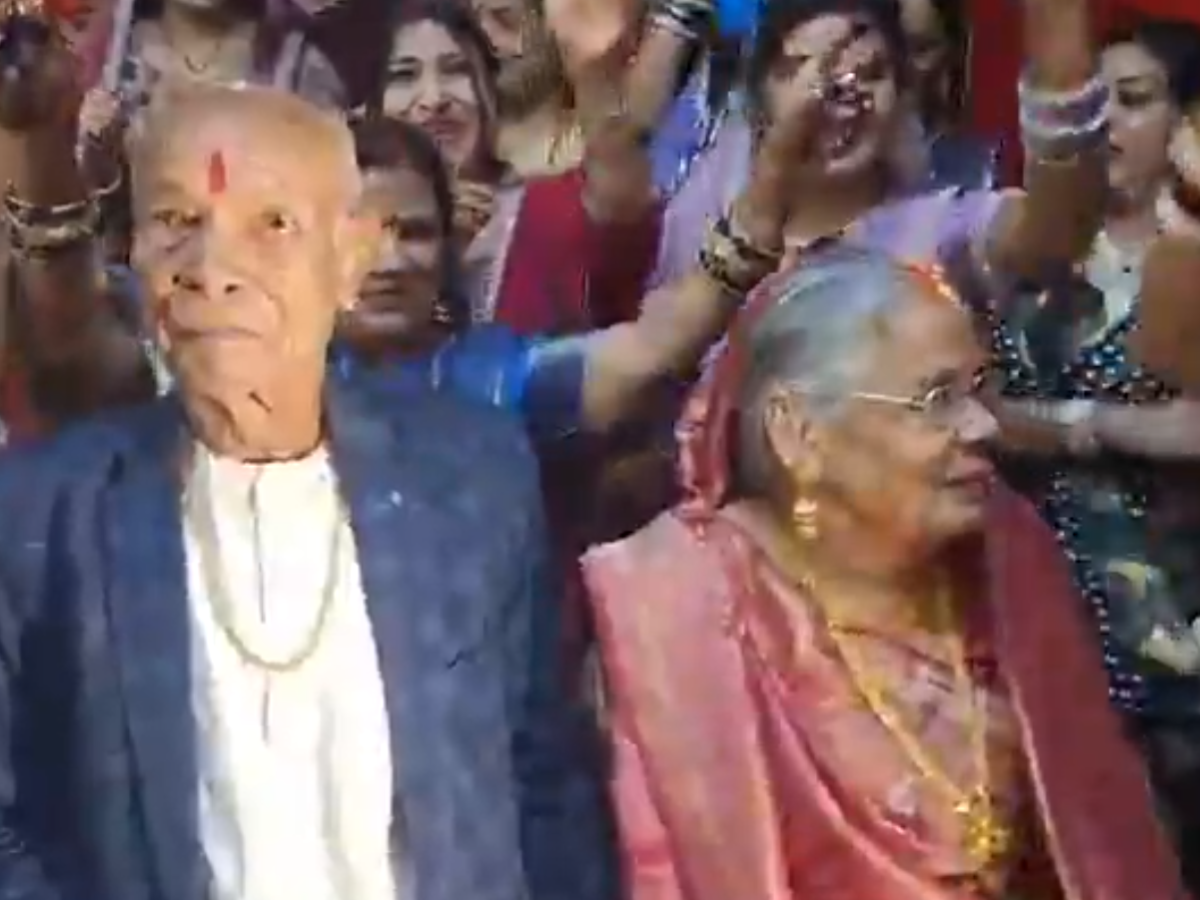 दुल्हा-दुल्हन बने बुजुर्ग दंपत्ति