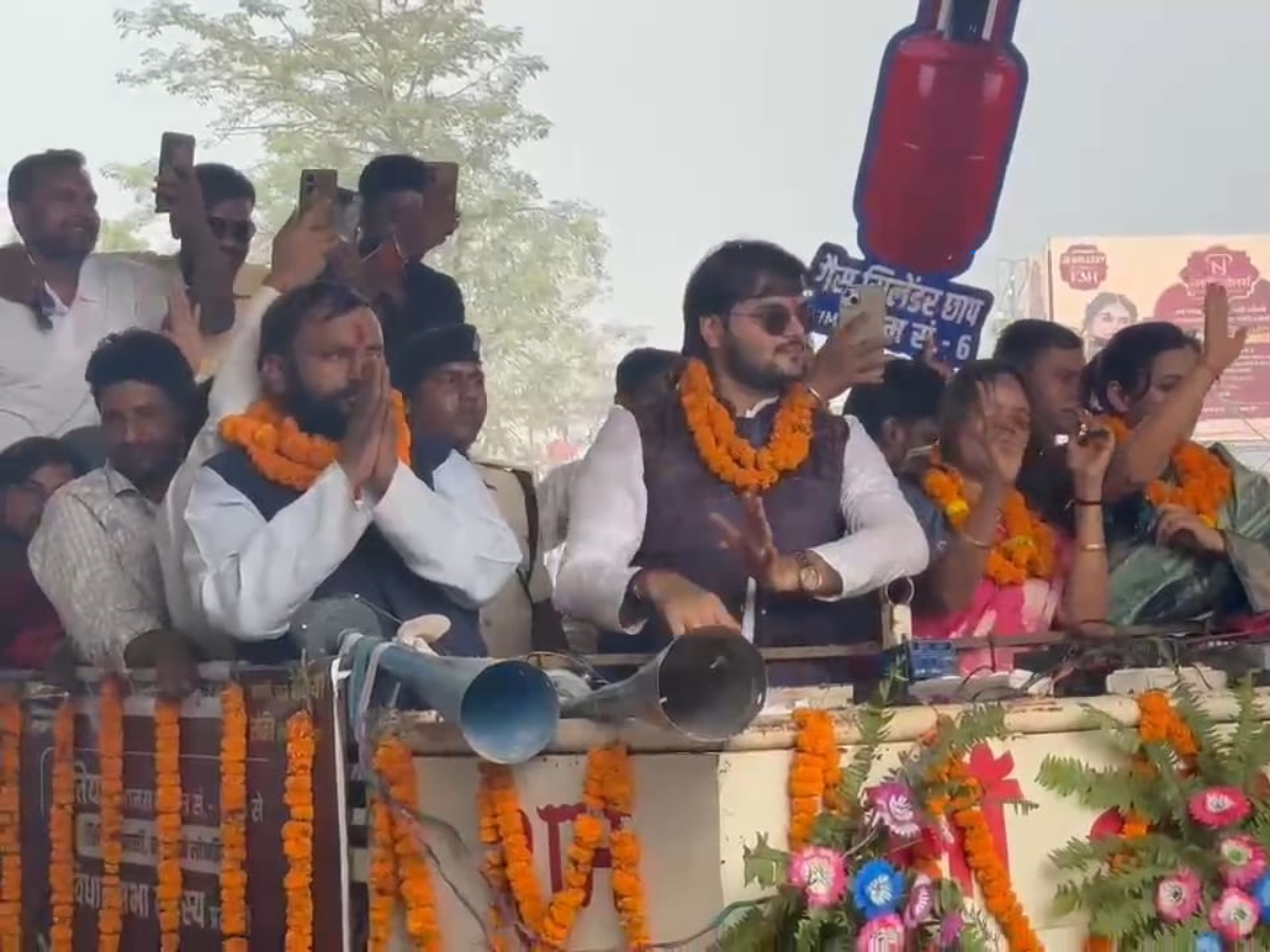 भव्य रोड शो