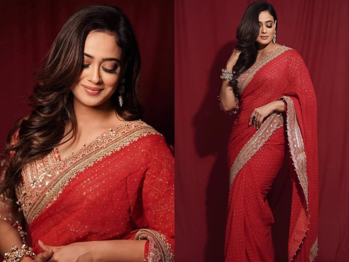 रेड साड़ी