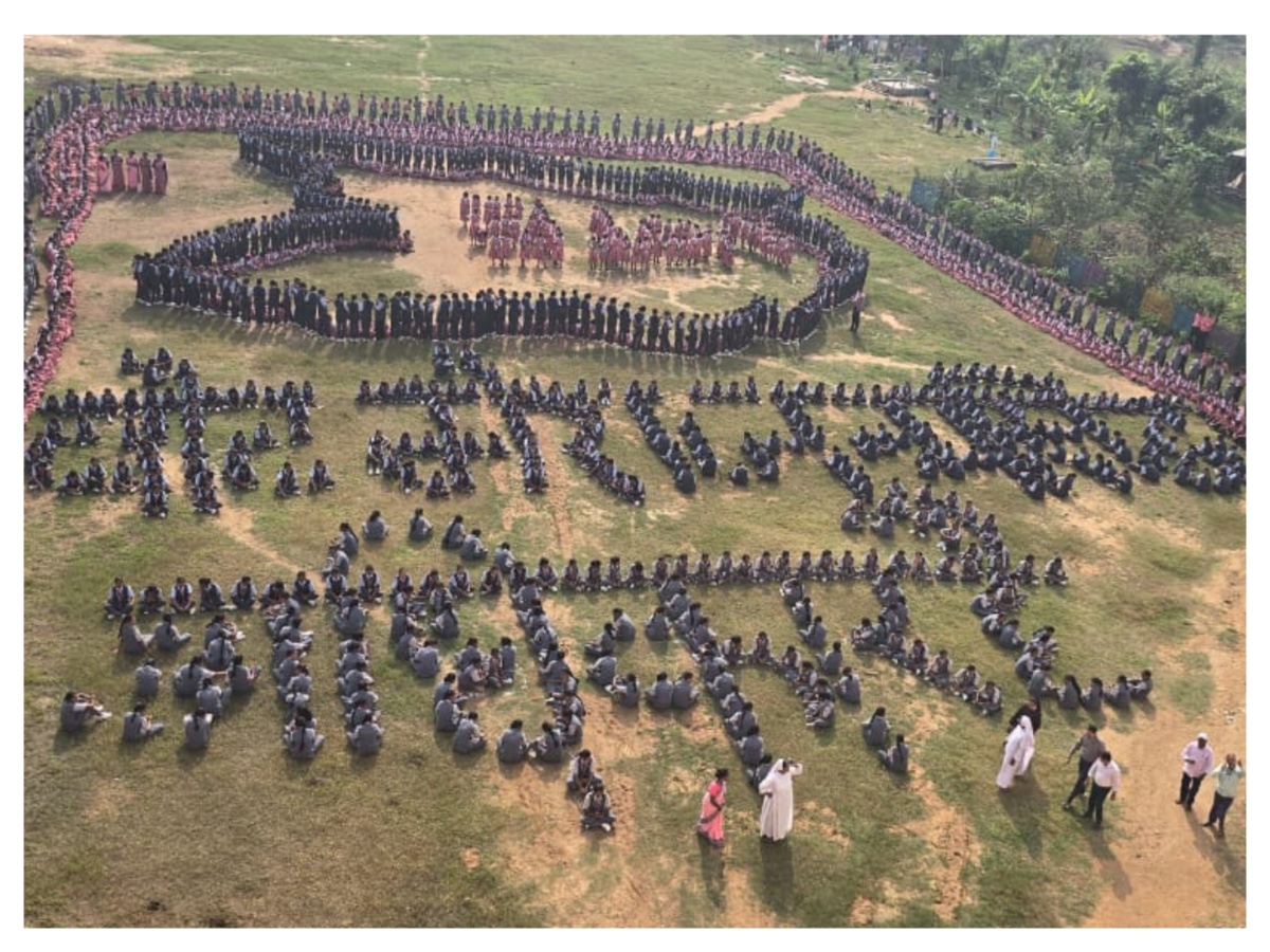 वोटिंग के लिए सारा सामान पोलिंग बूथ पर पहुंचाया गया