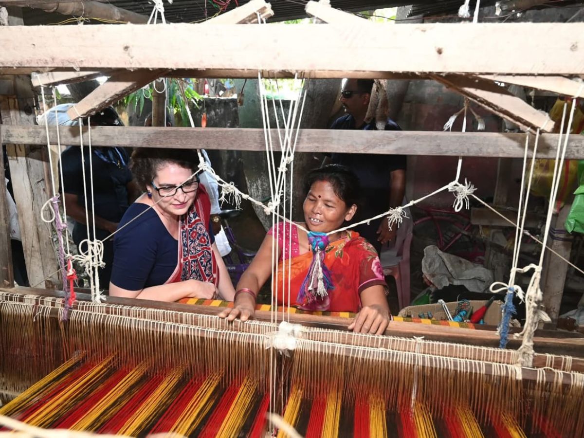 आदिवासी युवतियों के संग झमटा नृत्य