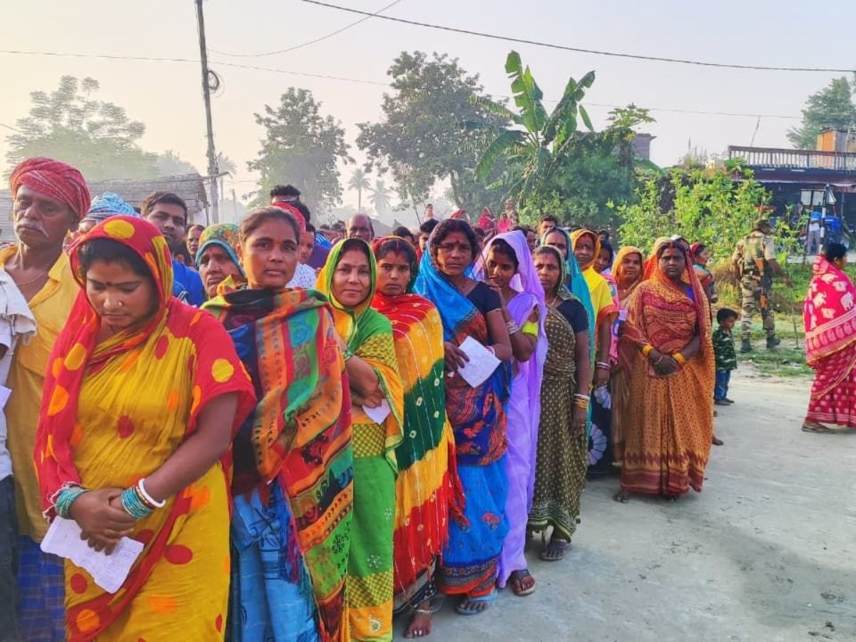 महिलाओं ने भी बढ़-चढ़ के भाग लिया