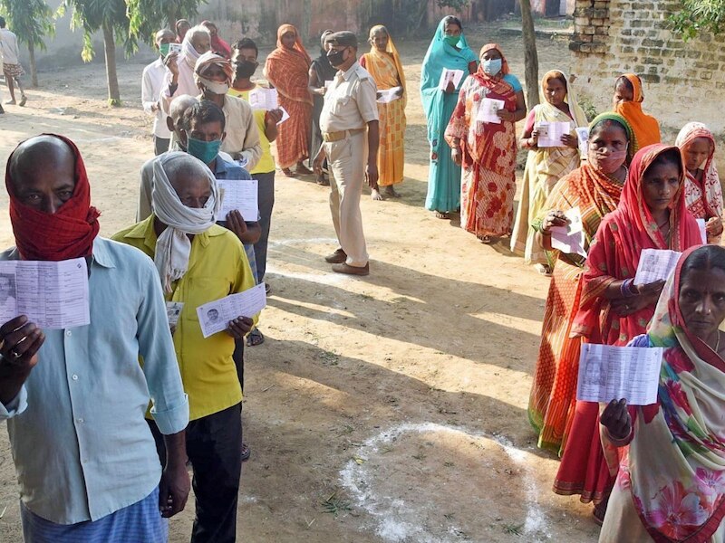 सुबह से ही मतदाता लंबी कतारे