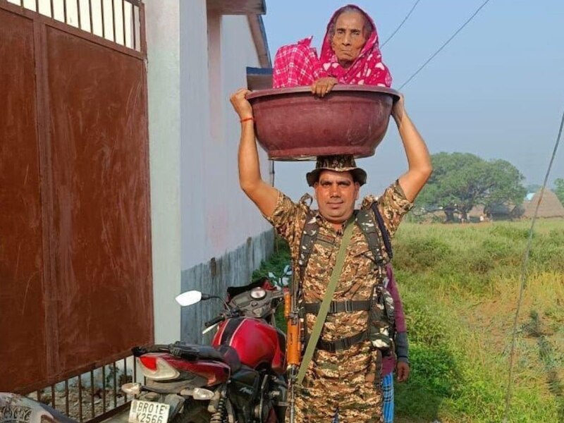 सुरक्षा कर्मी ने बुजुर्ग महिला को सिर पर बैठाकर मतदान केंद्र पहुंचाया