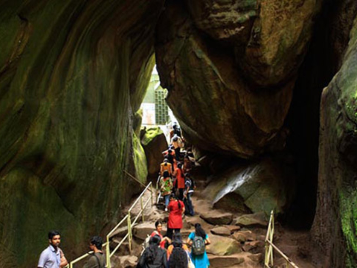 एडक्कल गुफाएं (Edakkal Caves)