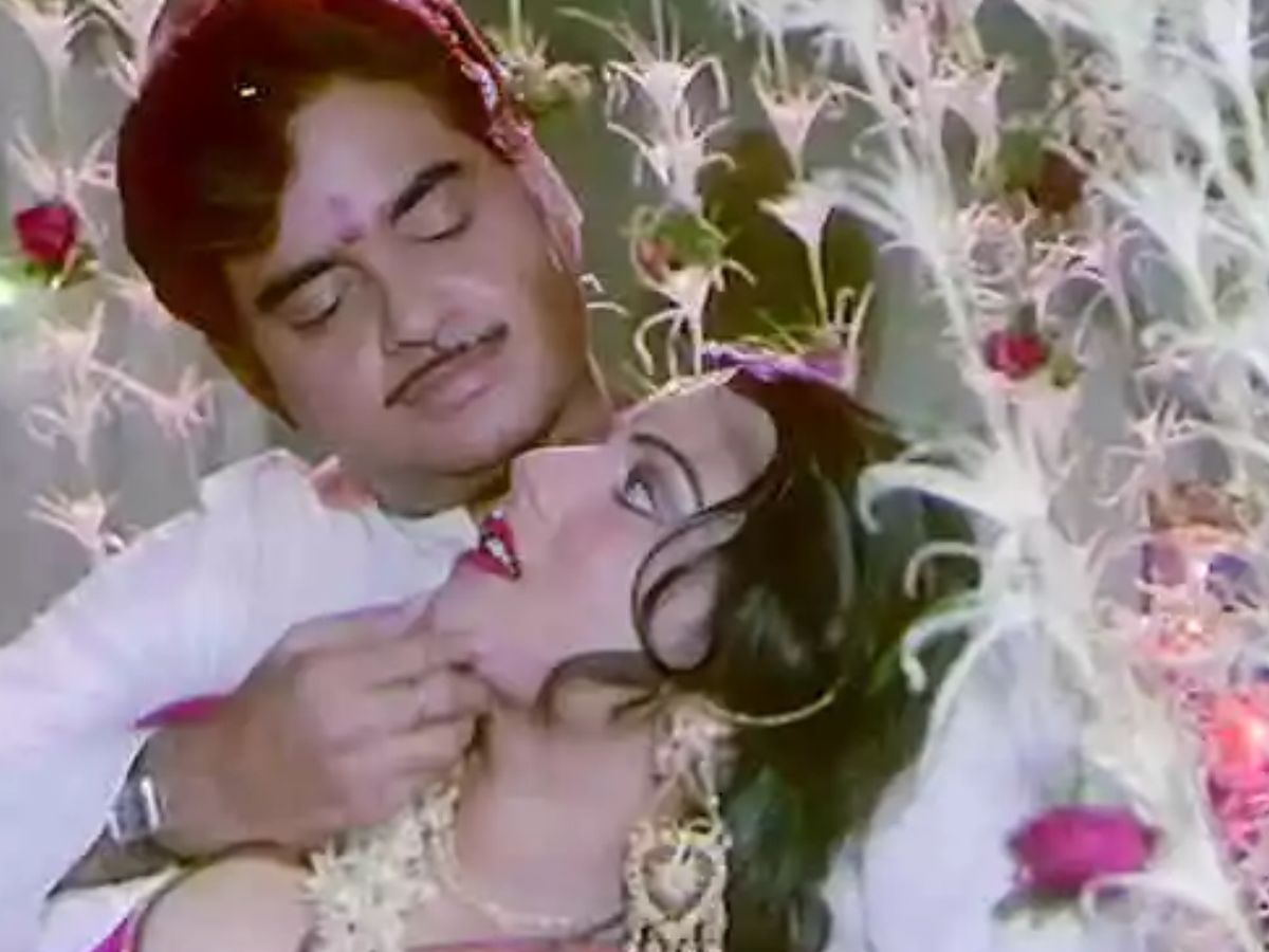 अपनी बाहों का हार दे