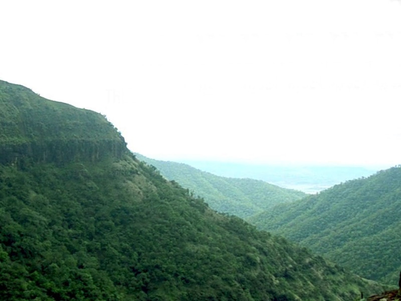 पहाड़, नदी और दूर-दूर तक फैले जंगल