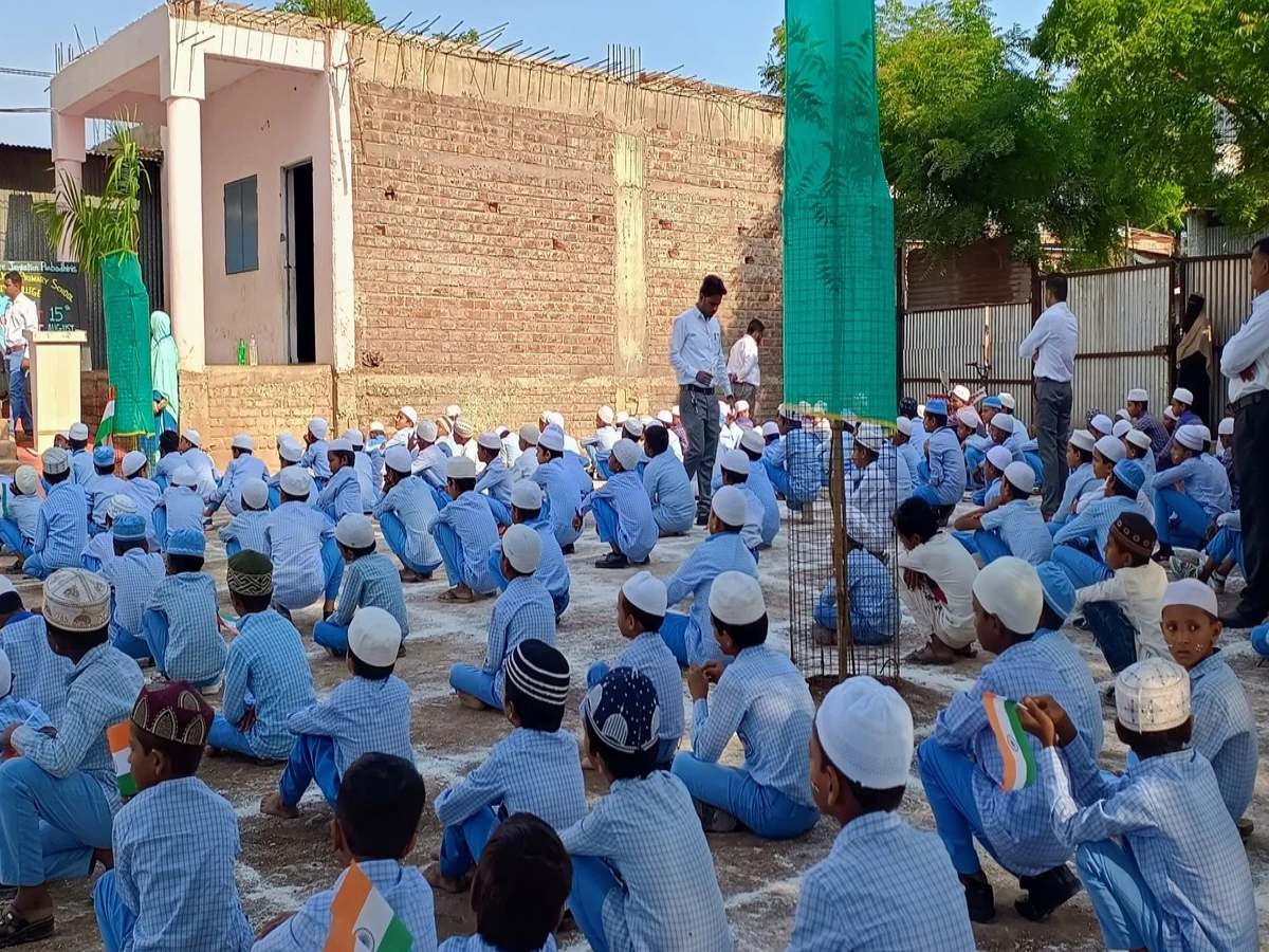 Urdu स्कूलों ने वंदे मातरम न गाने का निकाला तोड़! सभी स्टूडेंट्स को भेजा घर Urdu स्कूलों ने वंदे मातरम न गाने का निकाला तोड़! सभी स्टूडेंट्स को भेजा घर