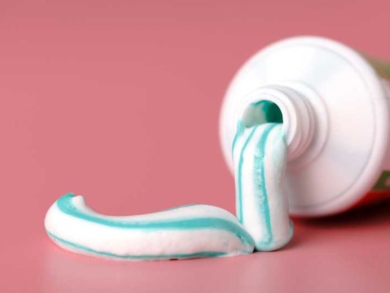 नींबू और टूथपेस्ट