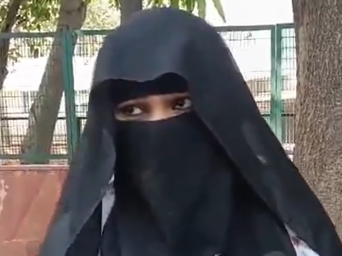 GTB हॉस्पिटल में बुर्के पहने हुए मुस्लिम महिला को रोका GTB हॉस्पिटल में बुर्के पहने हुए मुस्लिम महिला को रोका