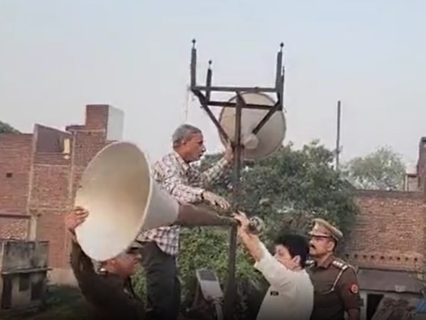 फिरोजाबाद में लाउडस्पीकर उतारती पुलिस