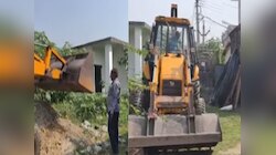 सरकारी भवनों पर चल रहा था बाबा का बुलडोजर,SDM-अमीन में हुई नोकझोंक तो रुकी कार्रवाई