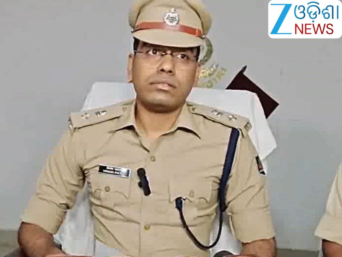 Odisha News: ୮ କୋଟିର ତରଳ ଗଞ୍ଜେଇ ଜବତ, ଫିଲ୍ମ ଷ୍ଟାଇଲ୍ ରେ ହେଉଥିଲା ଚାଲାଣ Odisha News: ୮ କୋଟିର ତରଳ ଗଞ୍ଜେଇ ଜବତ, ଫିଲ୍ମ ଷ୍ଟାଇଲ୍ ରେ ହେଉଥିଲା ଚାଲାଣ