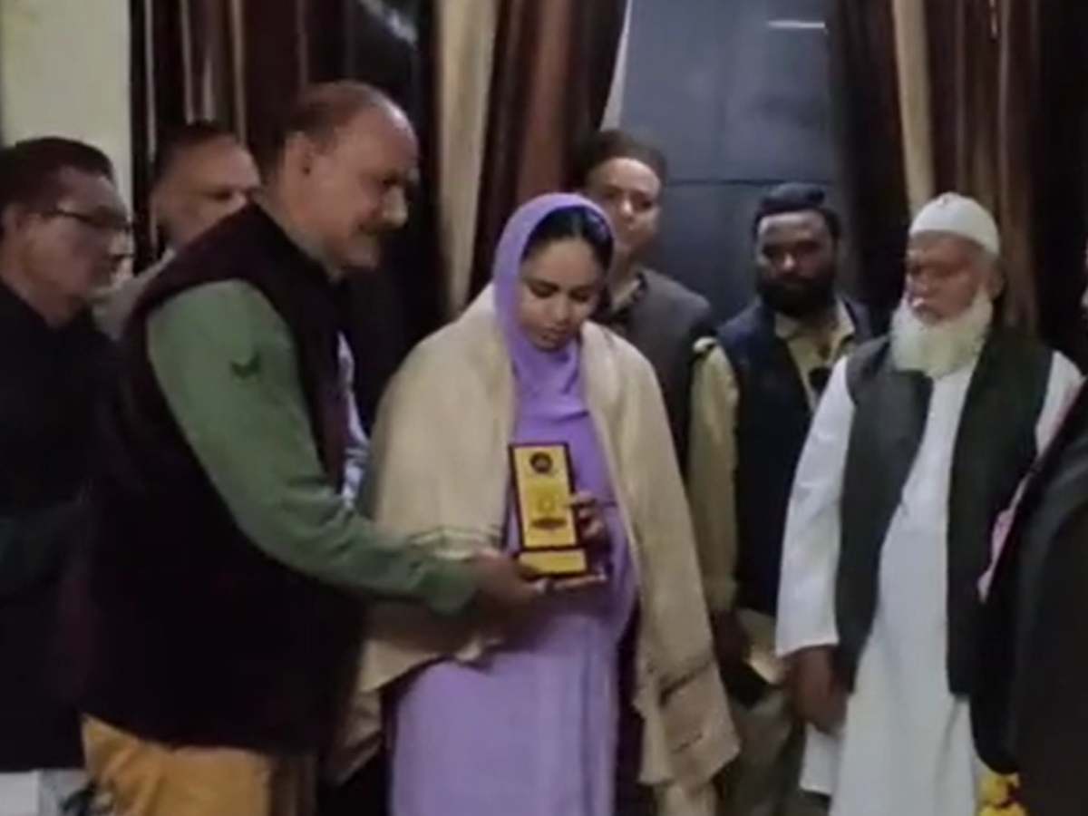 Ajmer की मुस्लिम बेटी फातिमा बनीं CA; बेइंतेहां खुश पिता ने सुनाई मोहम्मद (स.अ) की हदीस Ajmer की मुस्लिम बेटी फातिमा बनीं CA; बेइंतेहां खुश पिता ने सुनाई मोहम्मद (स.अ) की हदीस