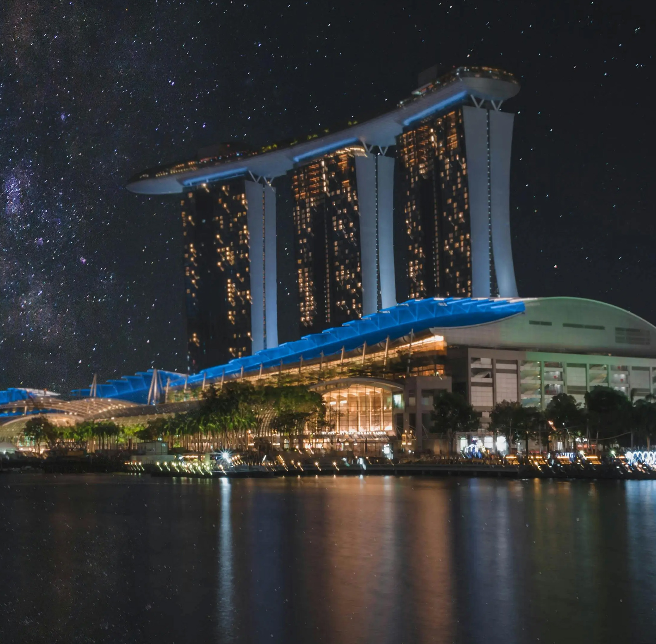 दुनिया का सबसे असामान्य देश क्यों कहता है सिंगापुर?