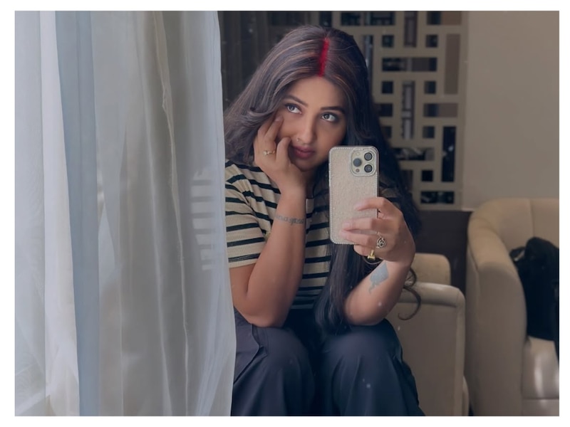 इन तस्वीरों में वह सेल्फी लेती नजर आ रही