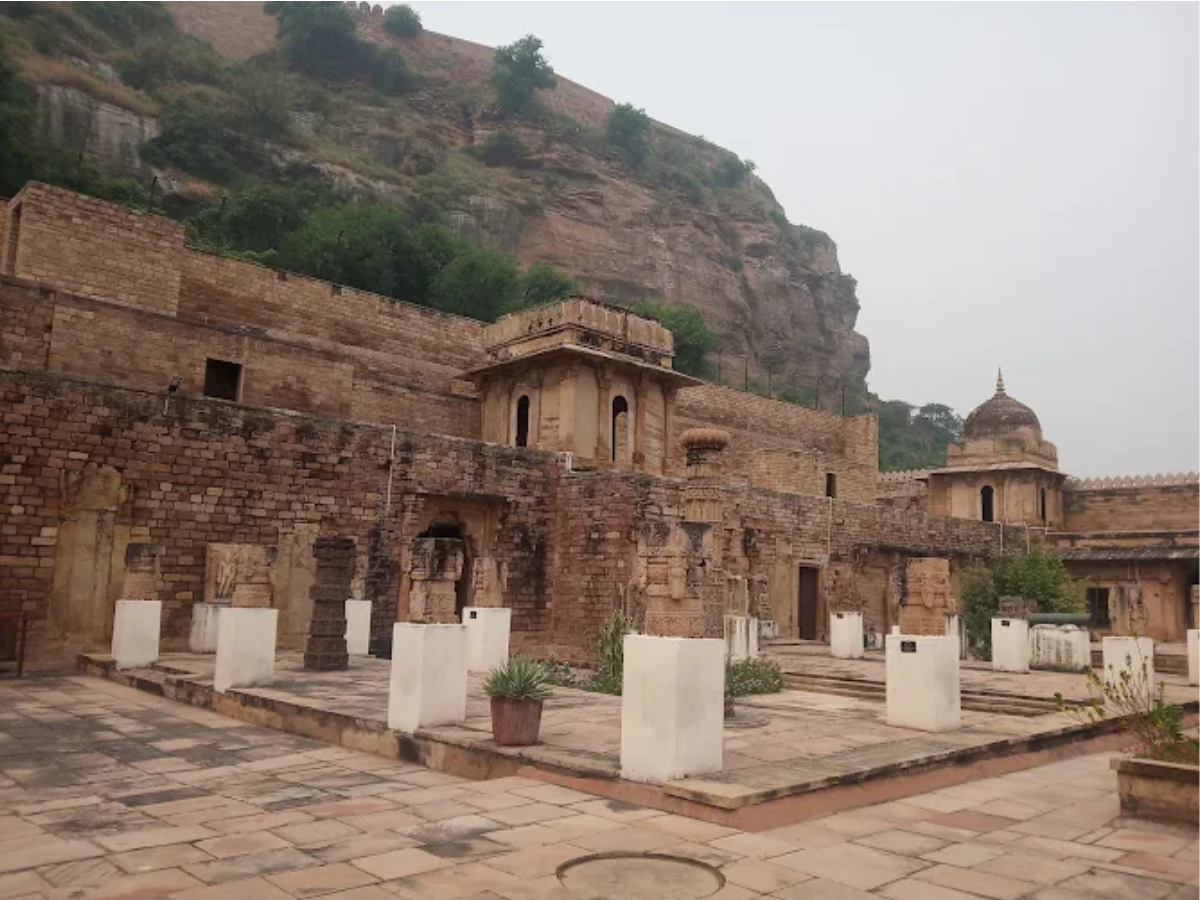 राजा और मृगनयनी की मुलाकात