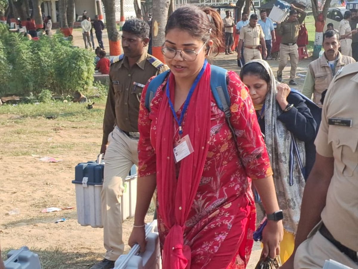 मतदान से पहले पोलिंग पार्टियां रवाना