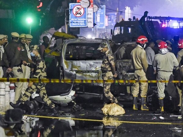 मौके पर जांच करती दिल्ली पुलिस और फॉरेंसिक की टीम