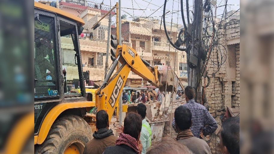 Varanasi: विकास के बुलडोजर मॉडल से नाराज़ है दालमंडी के मुस्लिम दुकानदार; विरोध में सड़कों पर उतरे