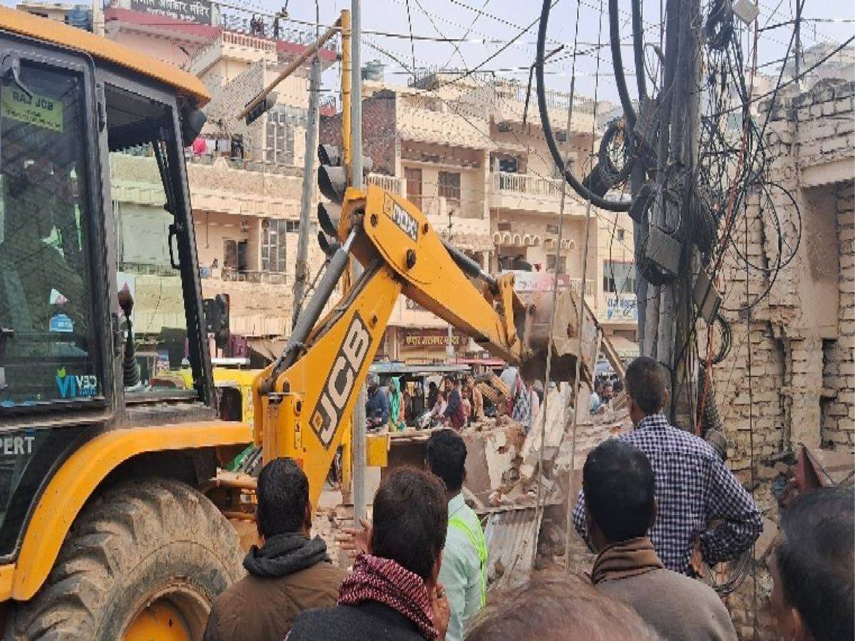 Varanasi: विकास के बुलडोजर मॉडल से नाराज़ है दालमंडी के मुस्लिम दुकानदार; विरोध में सड़कों पर उतरे Varanasi: विकास के बुलडोजर मॉडल से नाराज़ है दालमंडी के मुस्लिम दुकानदार; विरोध में सड़कों पर उतरे