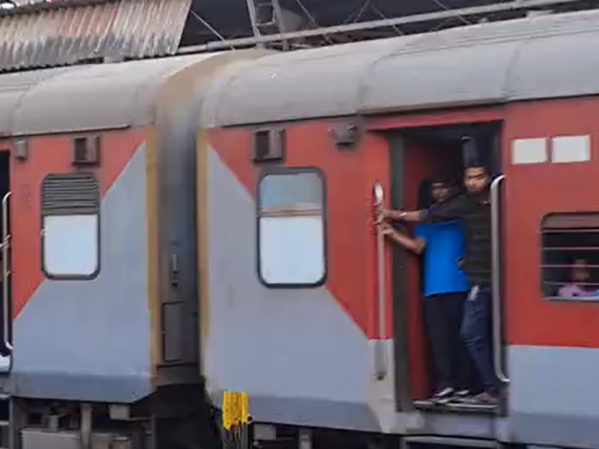 ढोली स्टेशन के पास वैशाली सुपरफास्ट एक्सप्रेस में धुआं उठने से मची अफरा-तफरी, यात्रियों में दहशत ढोली स्टेशन के पास वैशाली सुपरफास्ट एक्सप्रेस में धुआं उठने से मची अफरा-तफरी, यात्रियों में दहशत