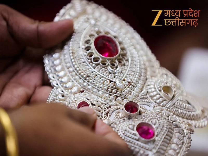 चांदी लगातार महंगी