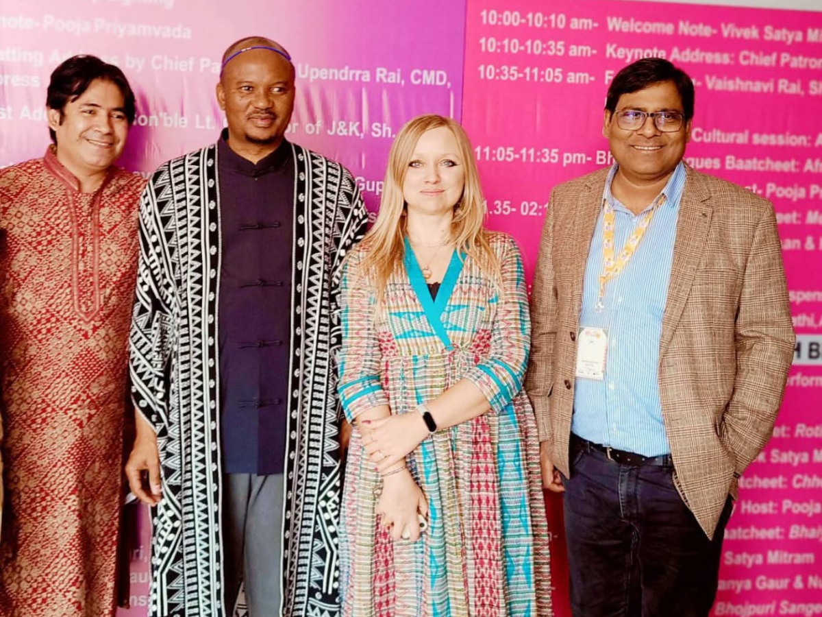 देश-विदेश में लोकप्रिय शायर हुए शामिल