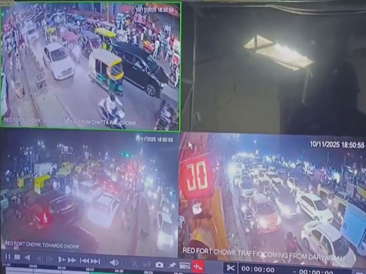 CCTV Footage: ସୋମବାର ଦିଲ୍ଲୀର ଲାଲକିଲ୍ଲା ଅଞ୍ଚଳରେ କିପରି ଘଟିଥିଲା ବିସ୍ଫୋରଣ, ଦେଖନ୍ତୁ ଭଡିଓ CCTV Footage: ସୋମବାର ଦିଲ୍ଲୀର ଲାଲକିଲ୍ଲା ଅଞ୍ଚଳରେ କିପରି ଘଟିଥିଲା ବିସ୍ଫୋରଣ, ଦେଖନ୍ତୁ ଭଡିଓ