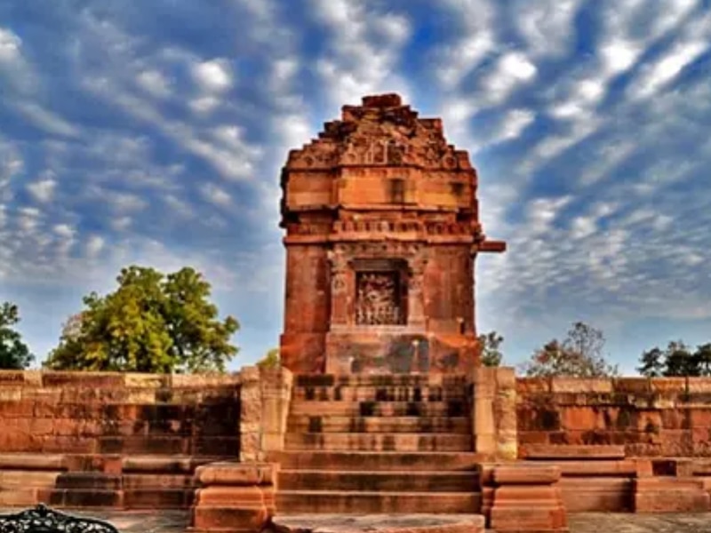 दीवारों पर प्रतिमाएं उकेरीं