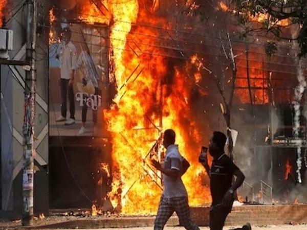 ‘ढाका लॉकडाउन’ से पहले धोलाईपार में बवाल; उपद्रवियों ने यात्री बस को लगाई आग, पुलिस मौन!