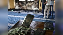 West Bank: कुरान जलाया और नस्लभेदी नारे लिखे, इजराइली सेटलर्स ने मस्जिद में लगाई आग