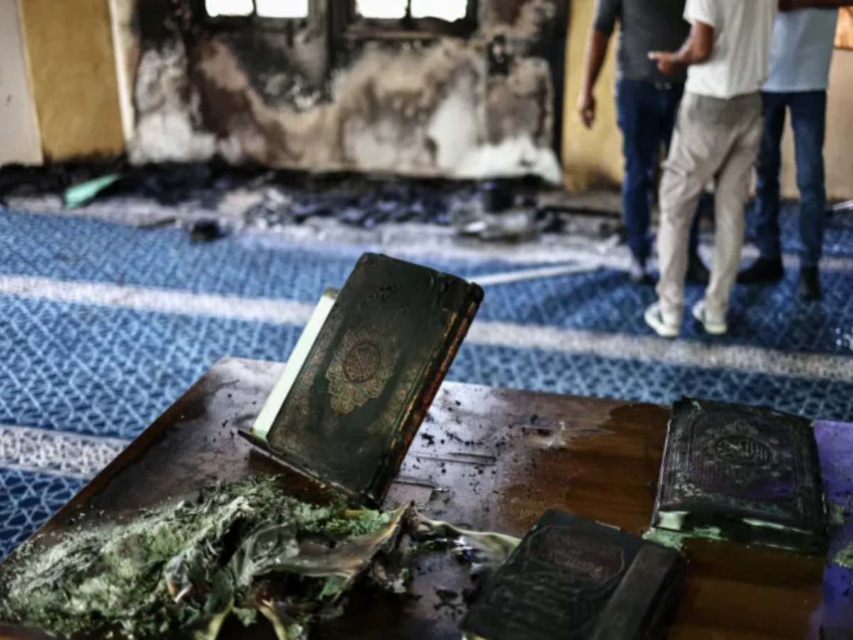 West Bank: कुरान जलाया और नस्लभेदी नारे लिखे, इजराइली सेटलर्स ने मस्जिद में लगाई आग West Bank: कुरान जलाया और नस्लभेदी नारे लिखे, इजराइली सेटलर्स ने मस्जिद में लगाई आग