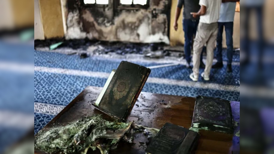 West Bank: कुरान जलाया और नस्लभेदी नारे लिखे, इजराइली सेटलर्स ने मस्जिद में लगाई आग