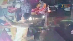 महिला सिपाही से चप्पलों से मारपीट और गाली-गलौज, वायरल हुआ CCTV Video